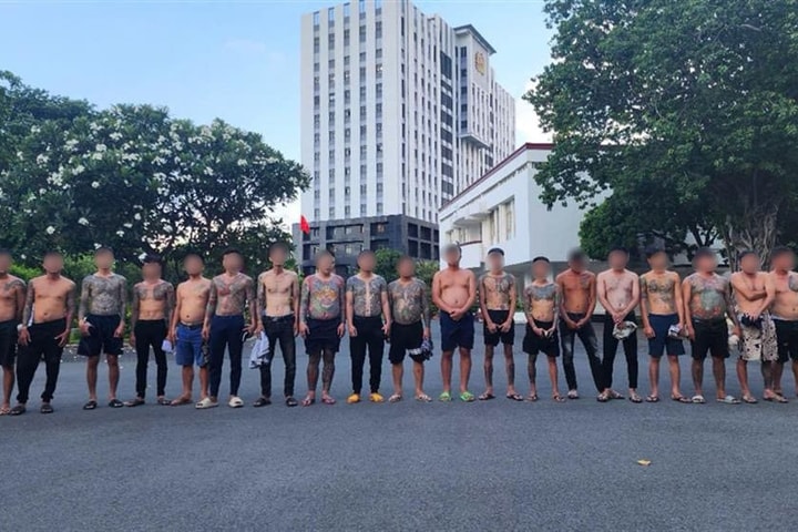 Khởi tố ổ nhóm cho vay nặng lãi, mua bán súng quân dụng