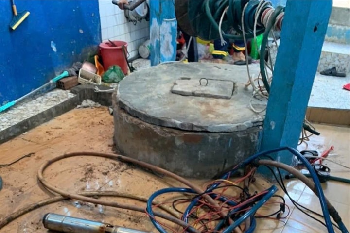 Cha lao xuống giếng sâu cứu con gái rồi bị mắc kẹt