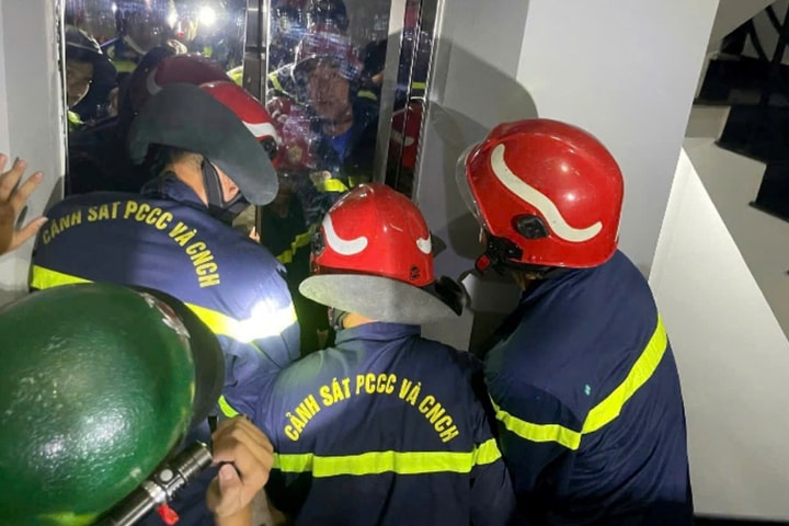 Cảnh sát cứu cô gái bị kẹt trong thang máy lúc rạng sáng