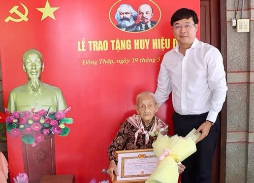 Đồng Tháp trao Huy hiệu Đảng cho đảng viên cao tuổi