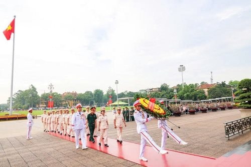 Công an TP Cần Thơ vào Lăng viếng Bác