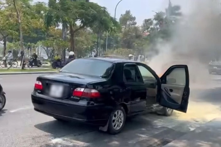 Khống chế kịp thời vụ cháy ô tô giữa trưa nắng