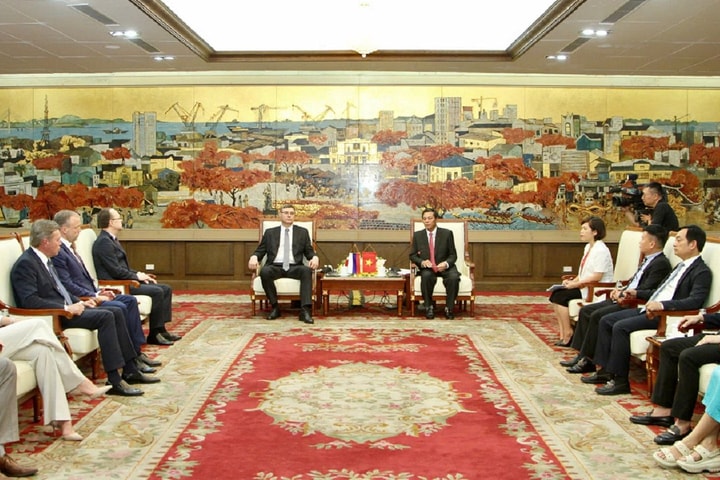 Chủ tịch TP. Hải Phòng tiếp Thống đốc tỉnh Vladimir và Đại sứ Liên bang Nga