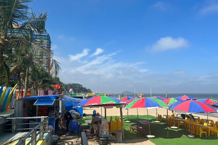 Tổ chức tháo dỡ lều lán lấn chiếm bãi biển