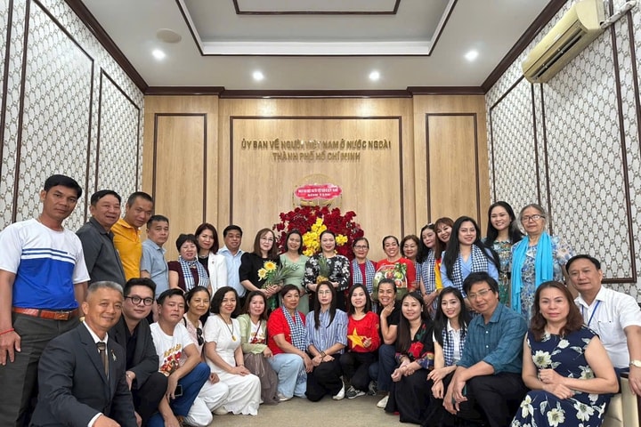 Kiều bào xúc động khi xem phim về lịch sử dân tộc