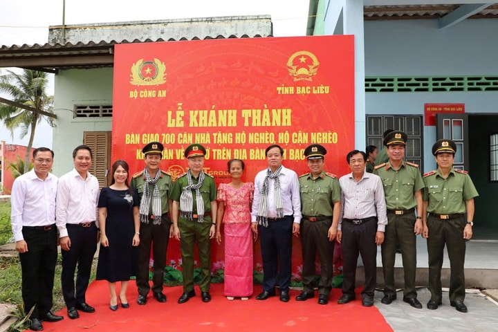 Bàn giao 700 căn nhà cho hộ nghèo, cận nghèo tại Bạc Liêu