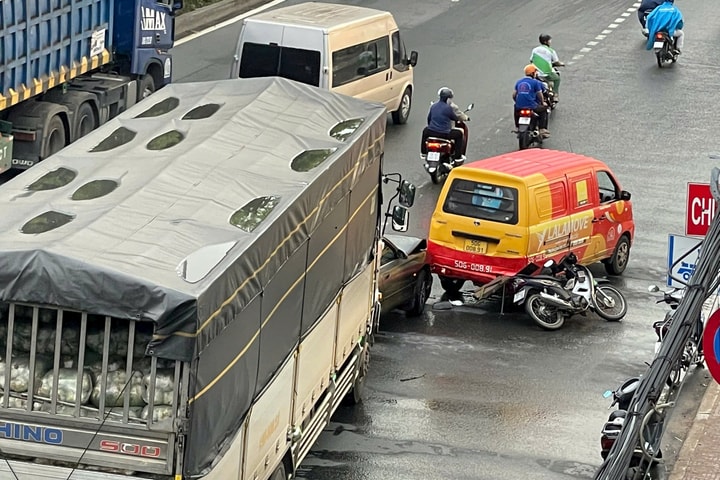 Tai nạn liên hoàn trước chợ đầu mối, 3 người thương vong