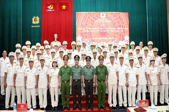 Công an tỉnh An Giang trao quyết định nghỉ hưu theo nguyện vọng