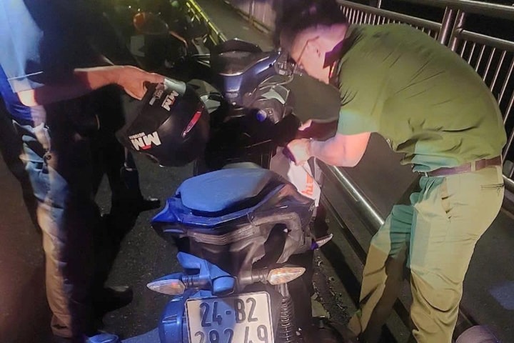 Giải cứu nam du khách ngoại quốc định nhảy cầu Thuận Phước