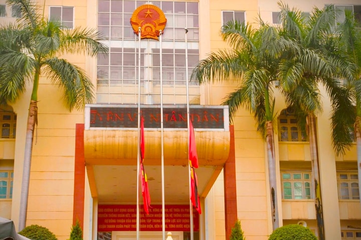 Hình ảnh cơ quan, công sở ở Hà Nội treo cờ rủ trong 2 ngày Quốc tang nguyên Chủ tịch nước Trần Đức Lương