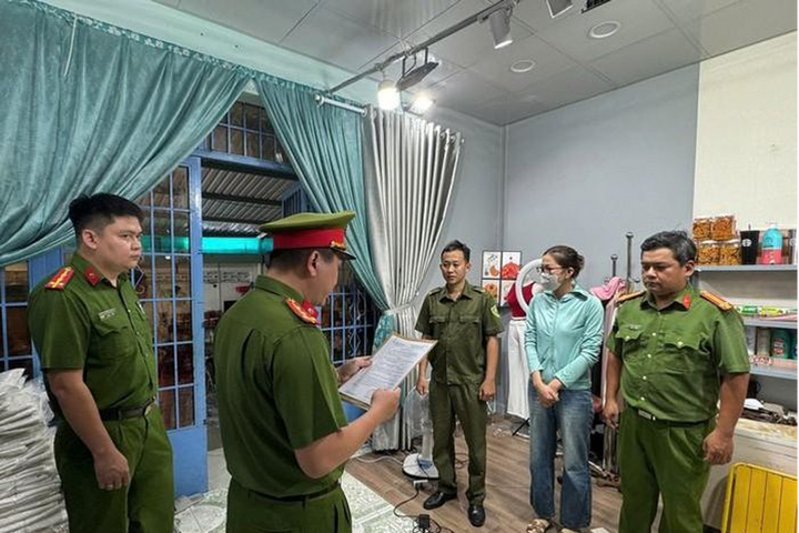 Khởi tố chủ shop bán hàng online về hành vi trốn thuế, buôn lậu