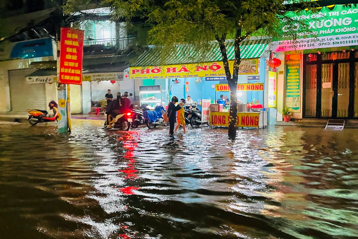 Cần Thơ: Mưa lớn nhiều tuyến đường ngập nặng