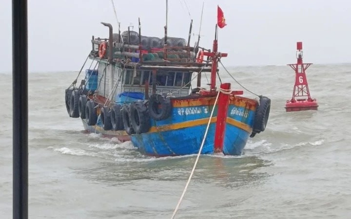 Kịp thời cứu hộ tàu cá gặp nạn trên biển