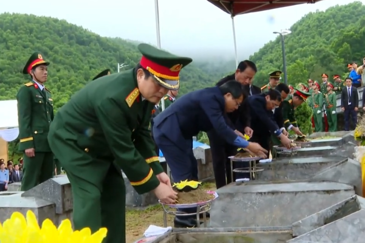 Lễ an táng hài cốt liệt sĩ hy sinh tại Lào về với đất mẹ