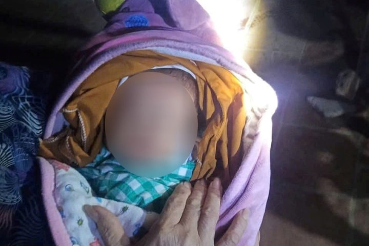 Xót xa bé trai bị bỏ rơi giữa đêm khuya