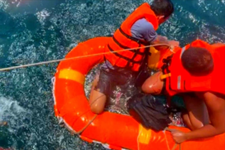 Tàu chở than gặp nạn trên biển: Cứu sống thêm 9 thuyền viên