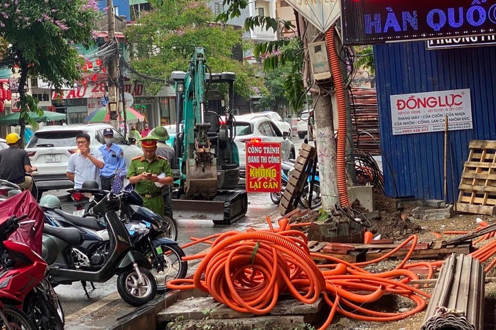 Làm rõ việc một nhóm người ngang nhiên di chuyển bốt điện trên vỉa hè