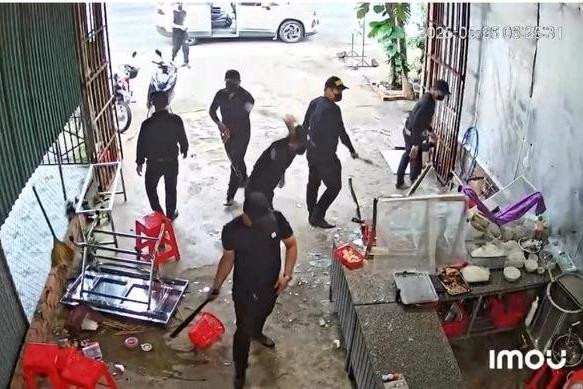 Bắt nhóm đối tượng xịt sơn, đập phá nhà dân