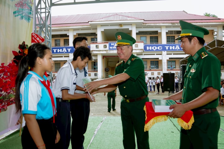 Trao học bổng Dự án “Cán bộ, chiến sĩ Quân đội nâng bước em tới trường”