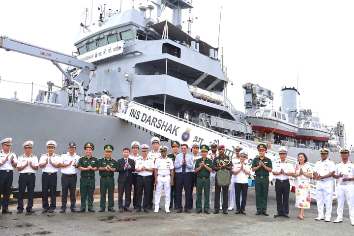 Tàu Hải quân Ấn Độ cập bến TP.HCM