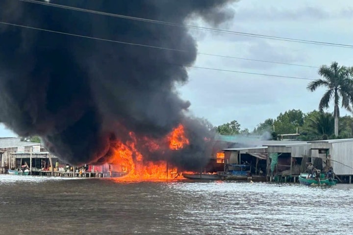 Cháy cơ sở kinh doanh xăng, dầu tại Cà Mau