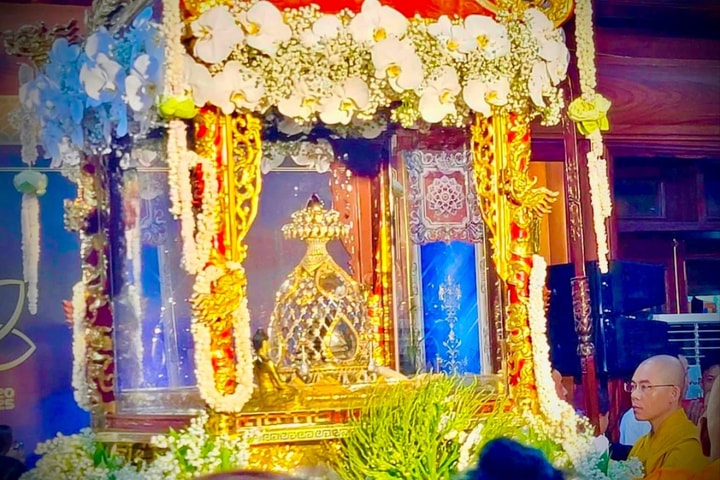 Trên 500.000 lượt du khách, Phật tử đến chiêm bái Xá lợi Đức Phật tại chùa Chuông