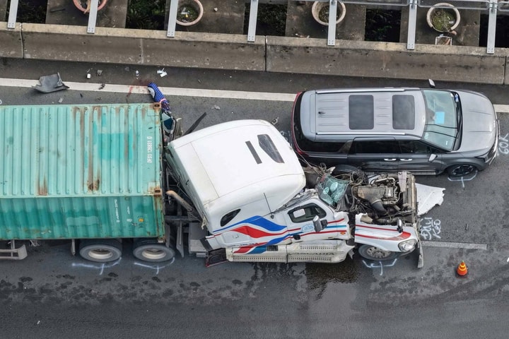 Container, ô tô tông nhau liên hoàn trên cao tốc TP.HCM - Long Thành - Dầu Giây