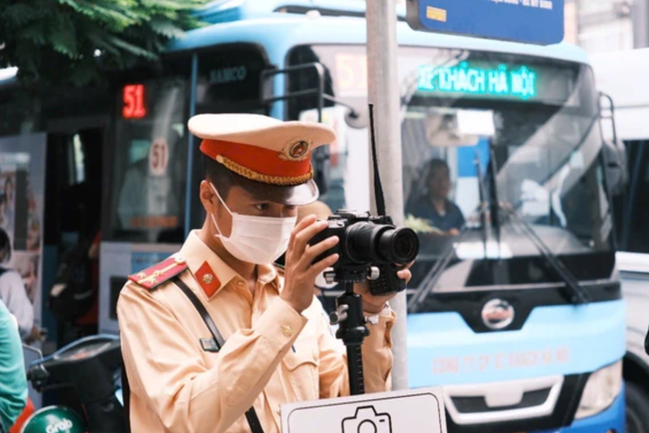 Trong vòng 5 ngày, Hà Nội xử lý 172 trường hợp vi phạm giao thông qua camera lưu động