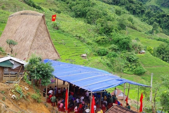 Thắm đượm tình nghĩa quân dân bên mái nhà Rông