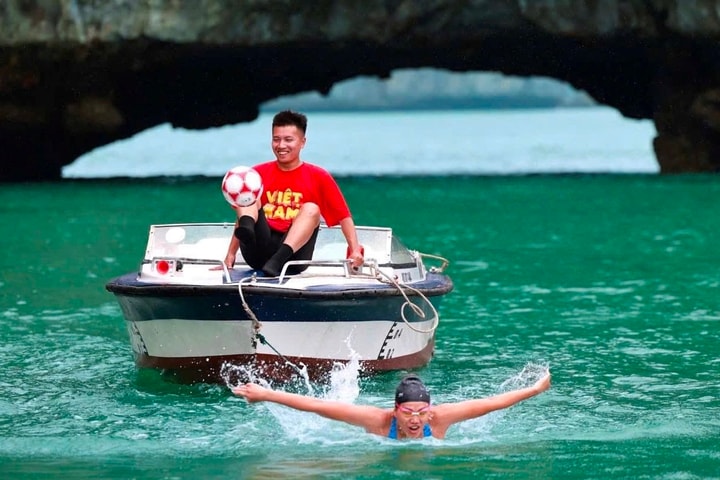 Ánh Viên lập kỷ lục bơi kéo canô trên vịnh Hạ Long