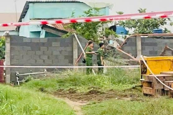 Mưa dông làm sập tường nhà, 2 bà cháu tử vong thương tâm