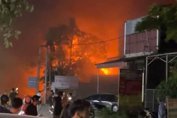 Nhà xưởng ở Hải Dương bốc cháy trong đêm