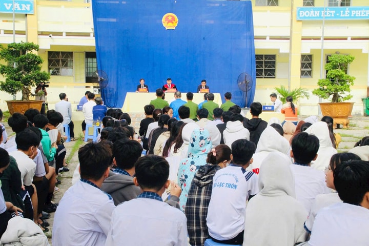 Nâng cao nhận thức pháp luật cho học sinh thông qua phiên tòa lưu động