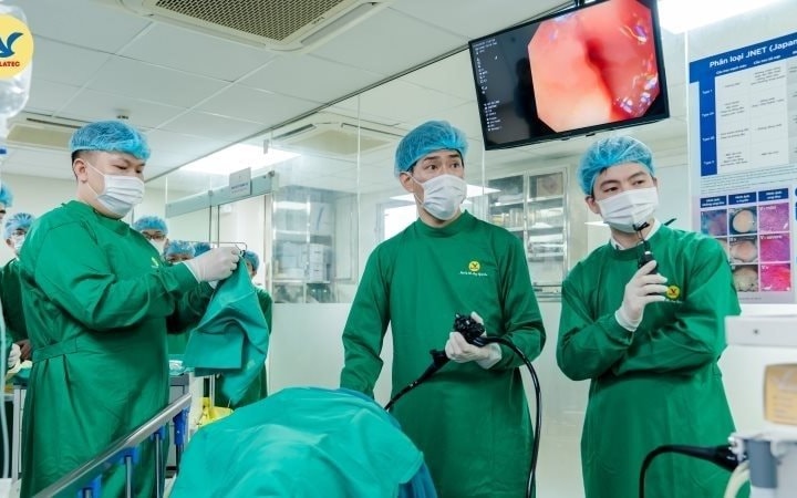 Đi khám sức khỏe phát hiện tổn thương tiền ung thư, bệnh nhân được điều trị triệt căn bằng kỹ thuật hiện đại nhất thế giới