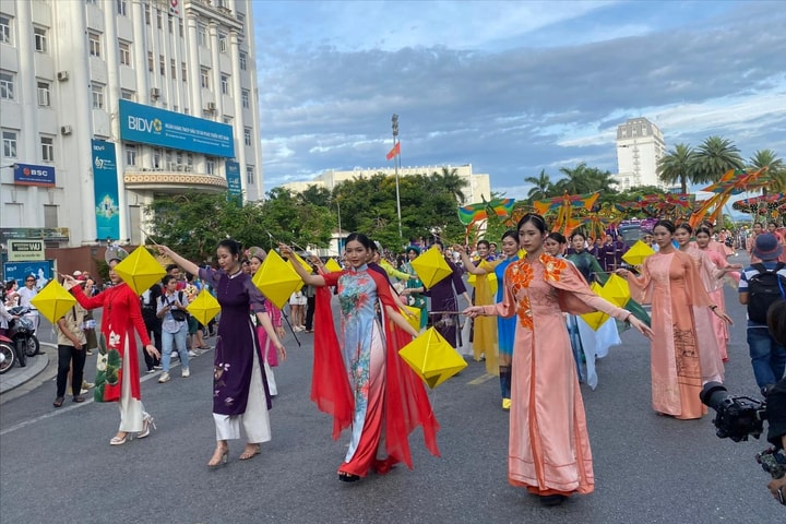 Tuần lễ Áo dài Cộng đồng Huế 2025 – Điểm nhấn rực rỡ của Festival mùa Hạ