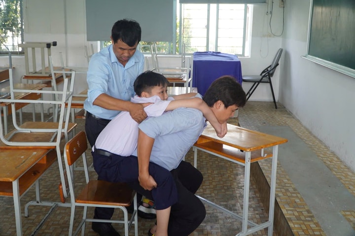 Nam sinh TP.HCM đi thi lớp 10 bằng xe lăn