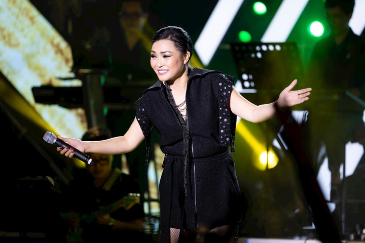 Phương Thanh trở lại Du thuyền vừa đạt 2 kỷ lục quốc gia