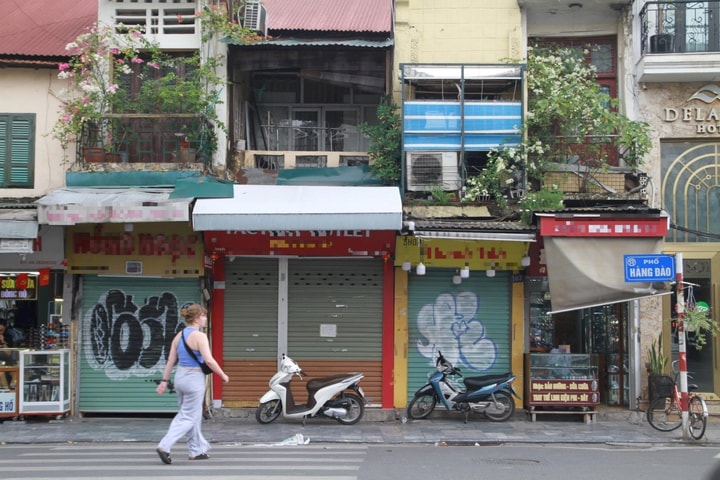 Hà Nội: Nhiều cửa hàng kinh doanh 'cửa đóng then cài'