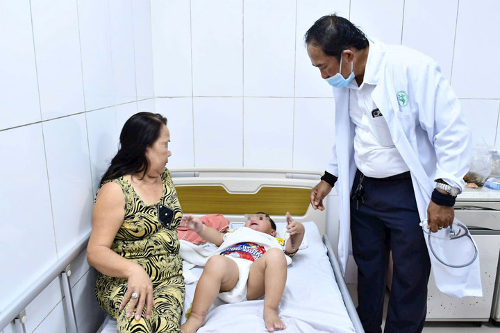 Bé trai 2 tuổi bị xương cá đâm thủng manh tràng