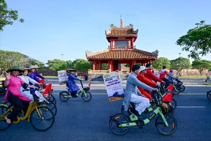 Hoạt động “Áo dài qua phố” – Đạp xe vì môi trường và di sản văn hóa