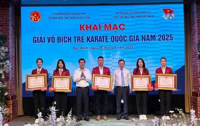 4 nữ tuyển thủ karate được tặng Huân chương Lao động hạng Nhì