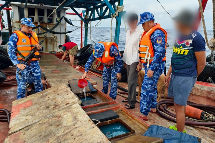 Bắt giữ tàu vận chuyển trái phép dầu Diesel trên biển