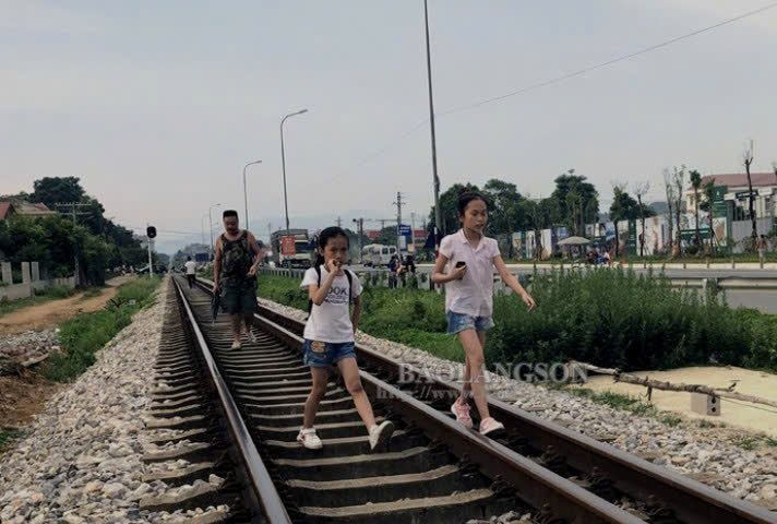 Đi bộ trên đường sắt, một phụ nữ va vào tàu hỏa