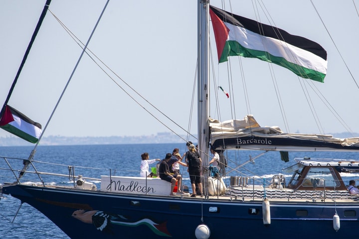 Israel chặn tàu cứu trợ chở Greta Thunberg đến Gaza