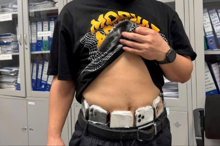 Hải quan Nội Bài liên tiếp phát hiện việc vận chuyển lậu điện thoại iPhone đã qua sử dụng