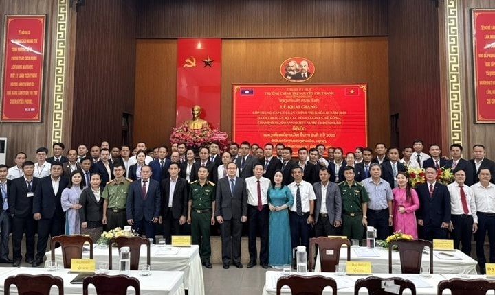 Khai giảng lớp trung cấp lý luận chính trị cho 50 cán bộ nước bạn Lào