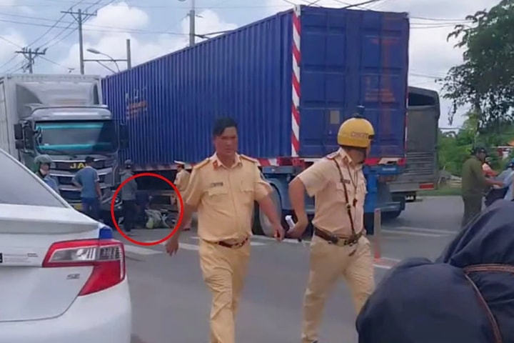 Va chạm với xe đầu kéo, hai mẹ con tử vong thương tâm