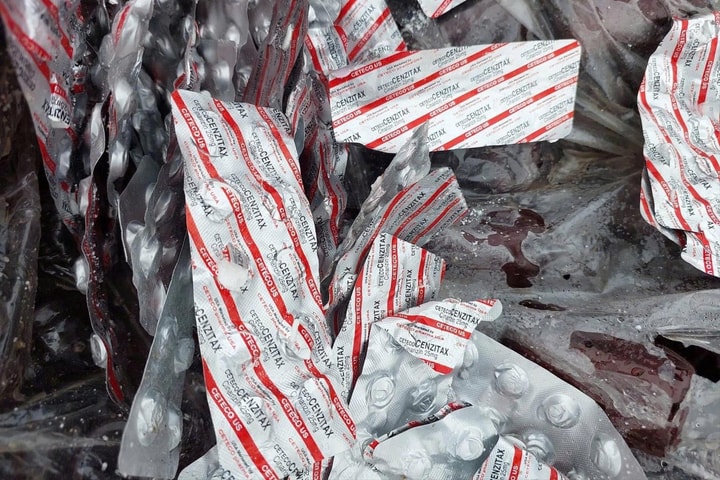 Hàng trăm vỏ chai, vỉ thuốc tân dược vứt lẫn xà bần