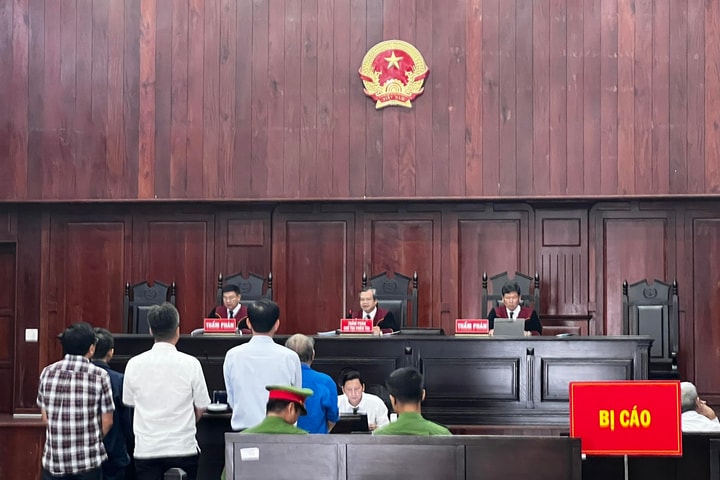 Hoãn phiên toà vụ “bùa hồ sơ” công sản có nguồn gốc nhà vắng chủ do vượt biên