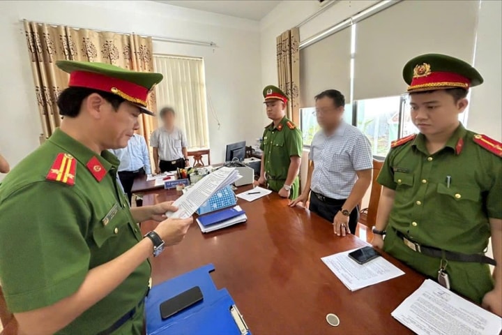 Khởi tố, bắt giam hai cán bộ Trung tâm Phát triển quỹ đất